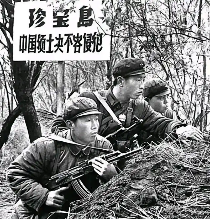 1969年中苏在珍宝岛发生武装冲突  苏联的坦克,装甲车被摧毁多辆,死伤