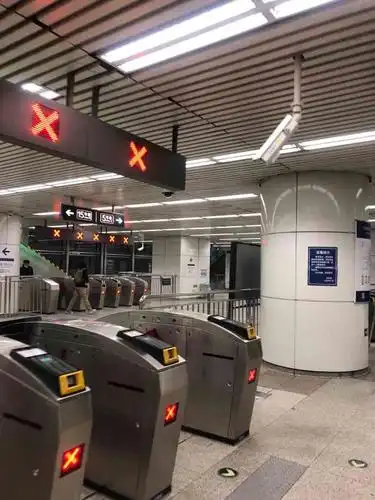 大屯路东地铁站-"每天15号线换乘5号线都有摄像的,拍照的.