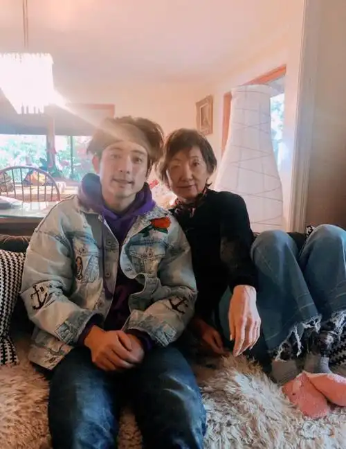 林子祥罕见与两任妻子同场一时陪伴叶倩文一时搂着前妻拍照