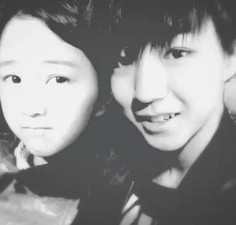 图网曝王俊凯的女朋友李佳宁接吻照传言女方是富三代