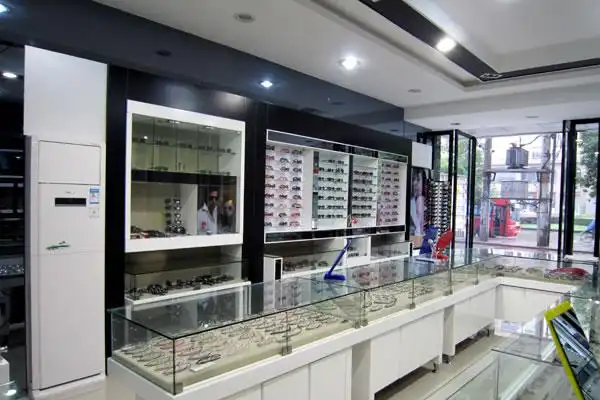 明亮全球连锁眼镜店时尚区