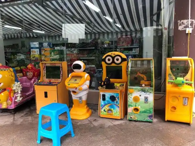 达城北外凤翎锦绣小区内一家超市门口摆放了一排弹珠游戏机,超市出售