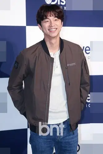 组图:孔刘出席活动神采奕奕 休闲装亮相笑容暖