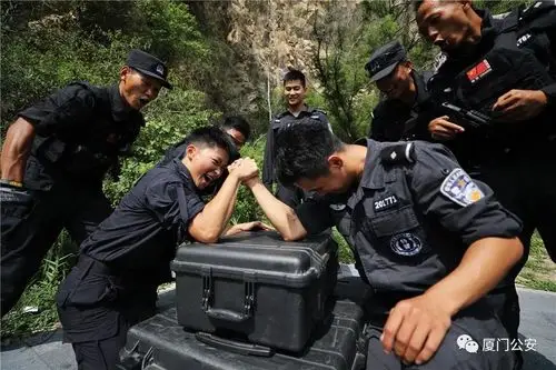 飒90后特警霸王花在魔鬼训练中淬炼的火蔷薇