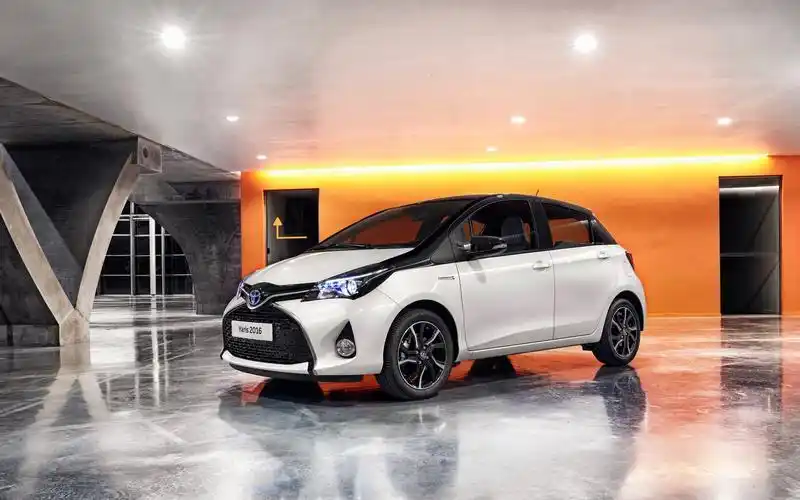 丰田雅力士白车侧视图 壁纸 - 2880x1800