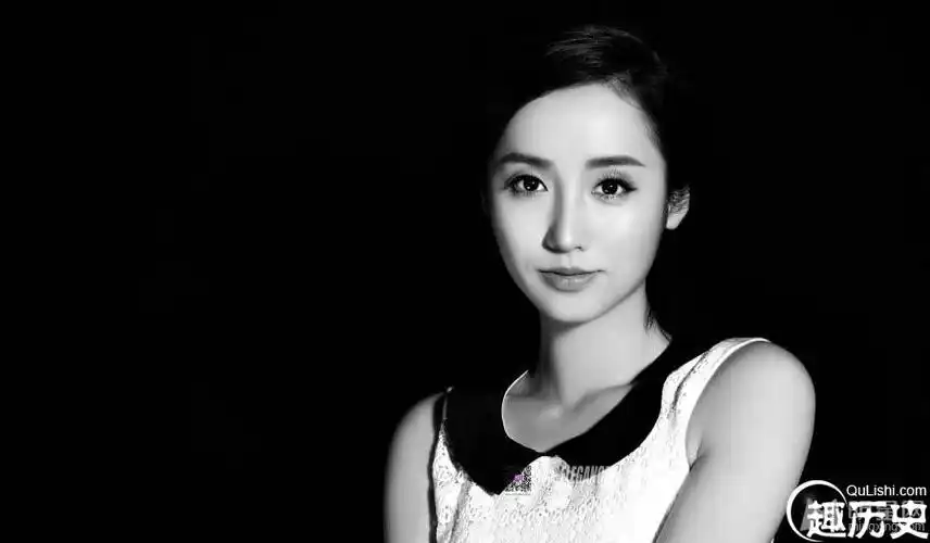 吕一全新时尚大片 百变造型显熟女魅力(2/6)