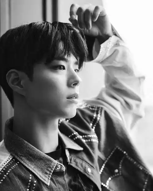 朴宝剑最新写真公开黑白质感尽显优雅和神秘