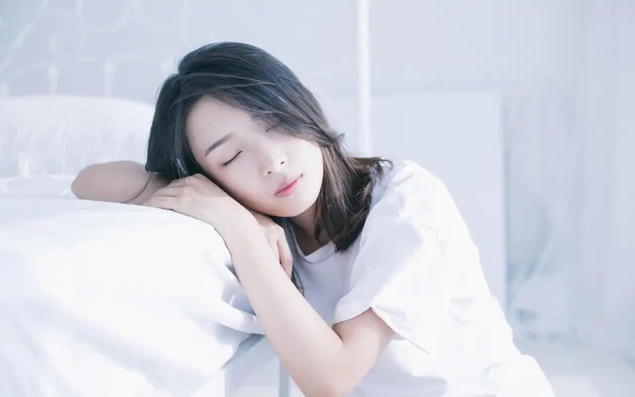 清新美女纯白简约居家写真图片桌面壁纸高清大图预览1920x1200_美女