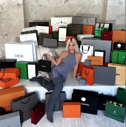 又炫富c罗女友坐一堆奢侈品中间20只lv包包放私人飞机上摆拍