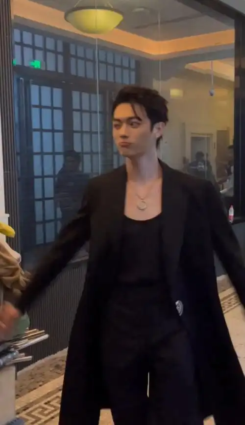 许凯gq下班变六一小朋友