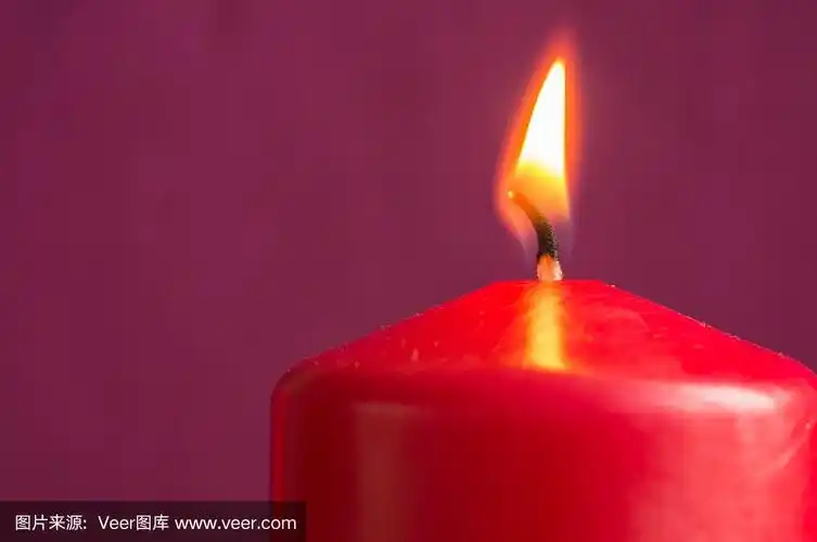 在深红色的背景上燃烧着红色的蜡烛