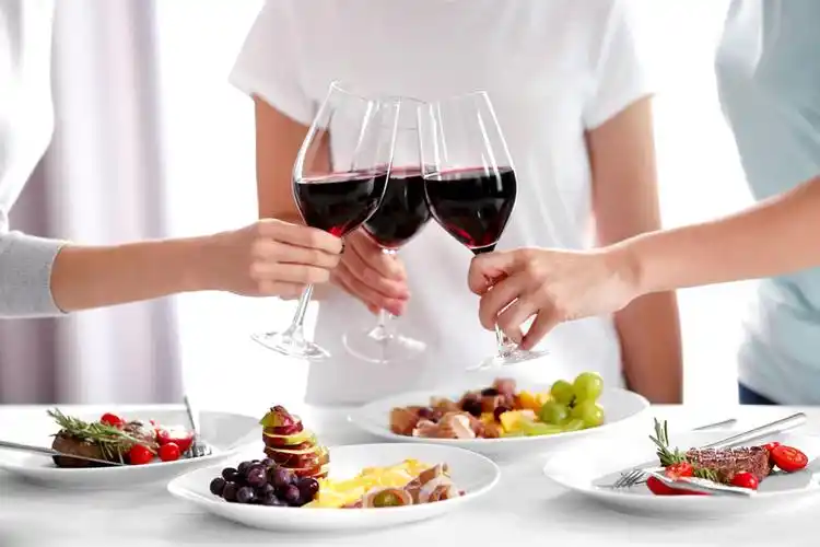 卷羊毛葡萄酒丨为什么喝红酒一定要用高脚杯?