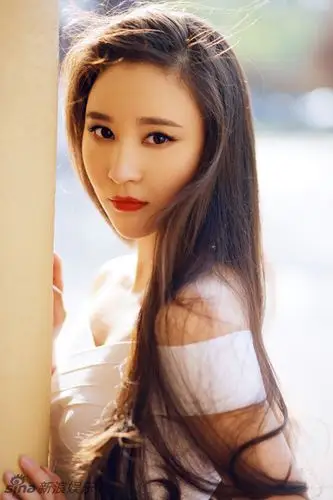 组图袁菲俏丽街拍展现成熟风韵