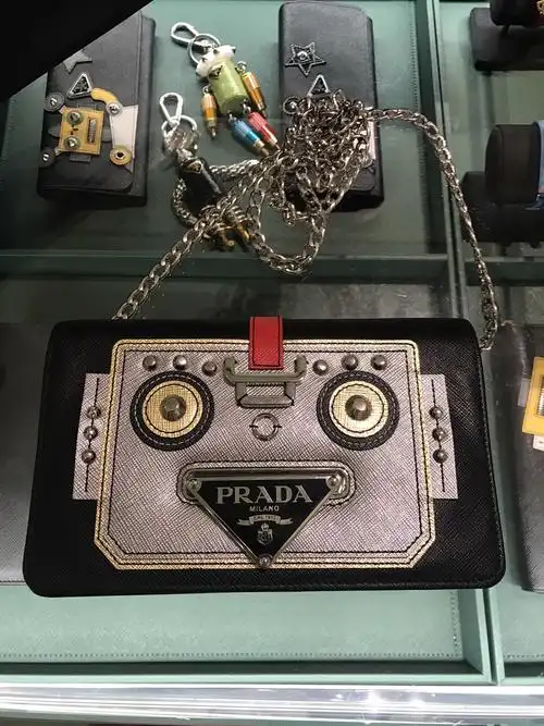 捕捉小可爱一枚prada机器人链条包