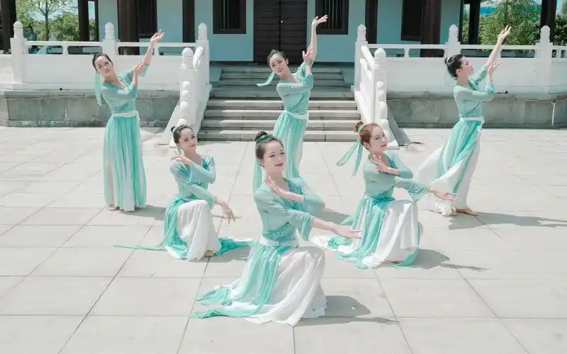 唯美古风舞蹈折枝花满衣绿罗裙飘在谁的心潮吹起一池春水摇零基础晚会