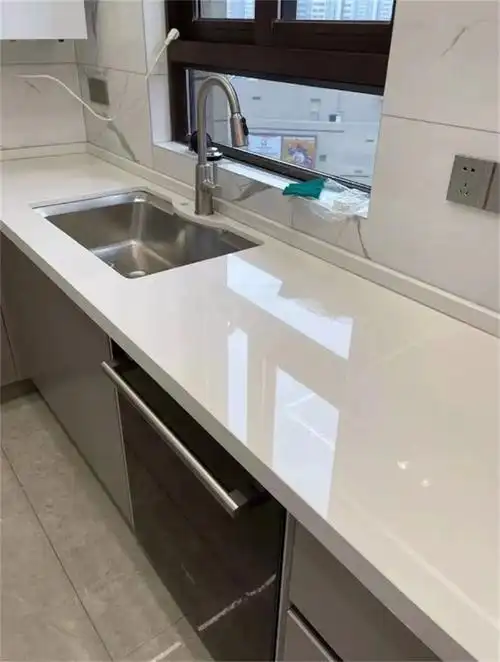 厨房换了二次橱柜台面才搞懂石英石台面和岩板台面差别在哪