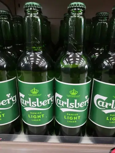 嘉士伯啤酒促销价1元一瓶,每人限够2瓶