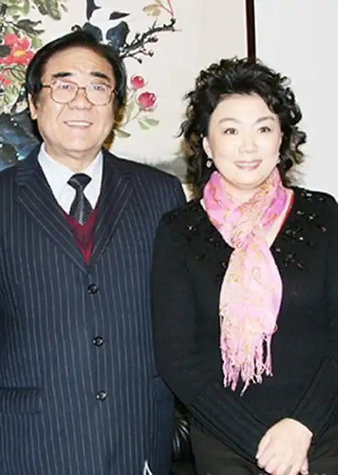 据悉,马秋华是金铁霖的第二任妻子,两人有18岁的年龄差,和金铁霖一样