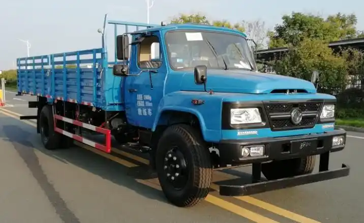 对 东风国五教练车进行保养时,先检查设备的整个表面是否有漆膜的