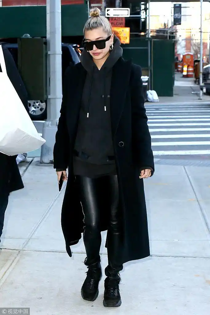 星二代海莉·鲍德温全黑look酷出天际 架黑超梳丸子头走路兜风