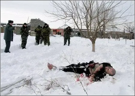 俄罗斯特种兵看着车臣游击队eskiyev尸体