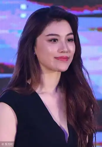 刘翔前妻葛天,一袭黑色礼服穿出了高贵气质,红唇白牙性感至极!