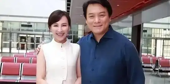 19岁与导演私奔,裸婚在地下室连生3胎,如今丈夫用7部剧把她捧红