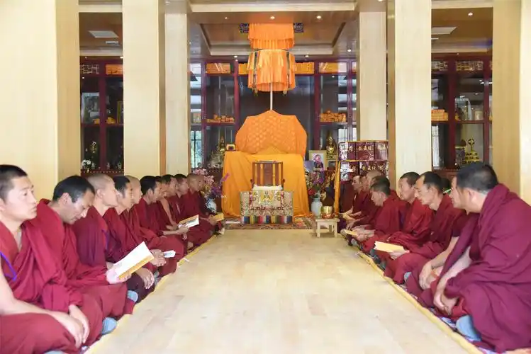 广东观音山向阿坝自治州查理寺敬赠龙藏经