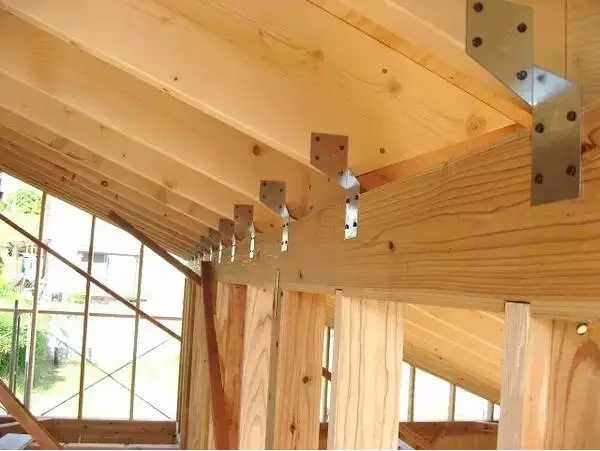 采用传统榫卯结构的建筑,承重构件一般比较粗笨,而日本现代木结构住宅