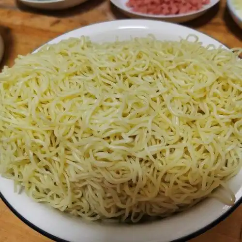 原料:熟面条,姜,蒜,蒜苔,鸡蛋,火腿肠,绿豆芽,盐,味精,十三香,料酒