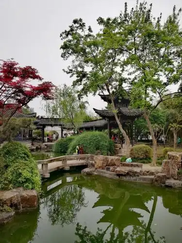 个园位于江苏扬州东关街,是中国四大名园之一,更是扬州地标建筑.