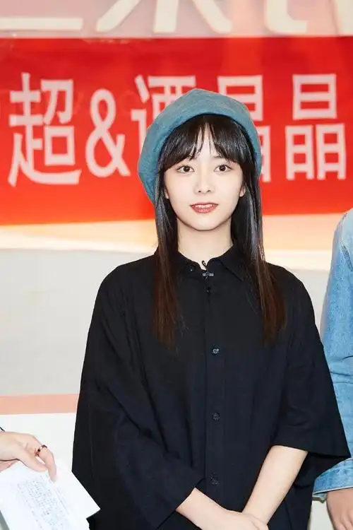 长发谭松韵更美了穿职业装拍证件照嫩得完全不像快要奔三