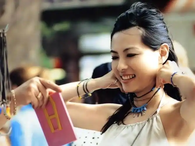 有一次,陈孝萱因为拍戏在高雄滞留,错过了回台北的飞机,吴宗宪听闻