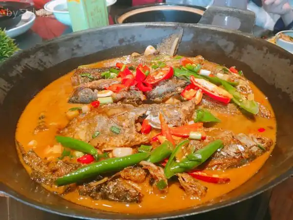 很大一锅 大概有四五条中型鱼 我看到的是 鲫鱼