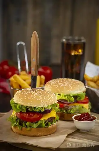 汉堡炸薯条炸薯条奶酪和番茄法国