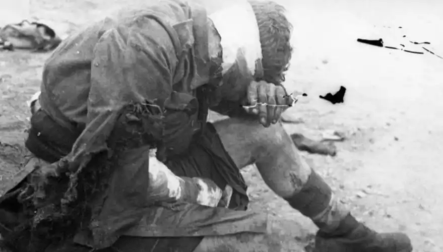 二战老照片,战火下的伤痛;失去孩子的母亲,悲伤不已的士兵