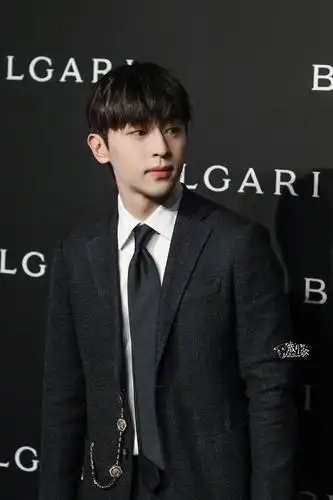 救命,今晚活动现场的邓伦帅到犯规了吧,碎刘海就好绝……小学女生跳舞