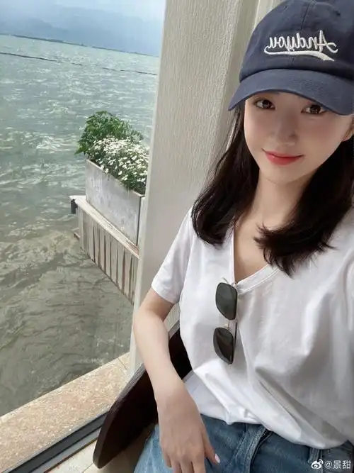 景甜晒海边游玩九宫格照片棒球帽白t显青春