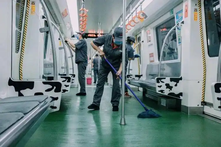 地铁运营擦亮城市文明这扇窗地铁保洁员默默奉献中