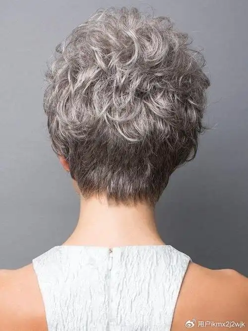 女人上了年纪头发花白,发型就选短发全头烫,蓬松时尚显发量