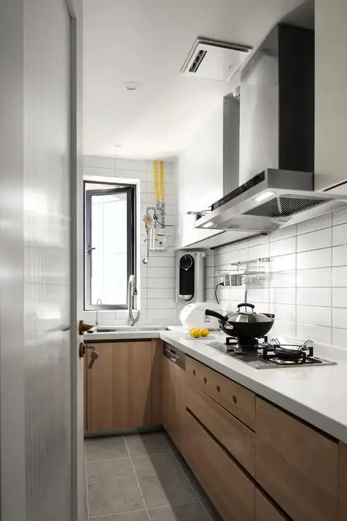 l型的厨房设计使得烹饪时的操作更为便利,木色橱柜搭配白色工作台凸显