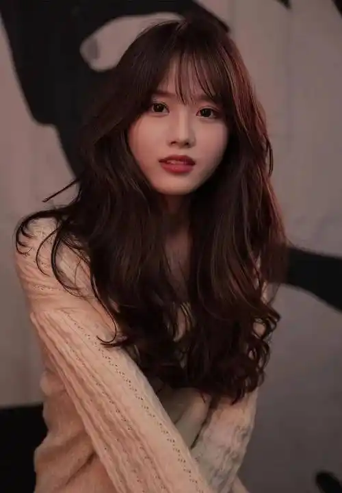 长波浪卷发:用卷发器或烫发器将所有头发卷成大波浪,让长发看起来更加