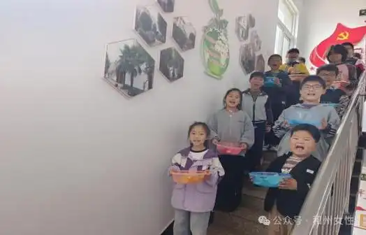 的诗词,志愿者还声情并茂地讲述了王进喜,袁隆平,李素丽等劳模的故事