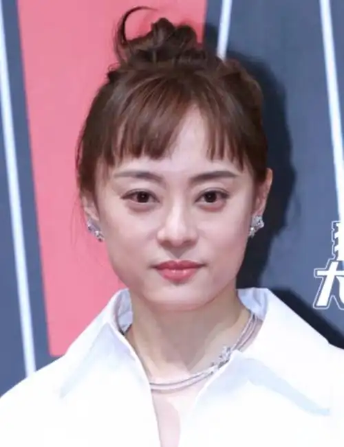 孙俪妆容照再惹争议,脸色狰狞,脸部浮肿,嘴里就像含了个棒棒糖