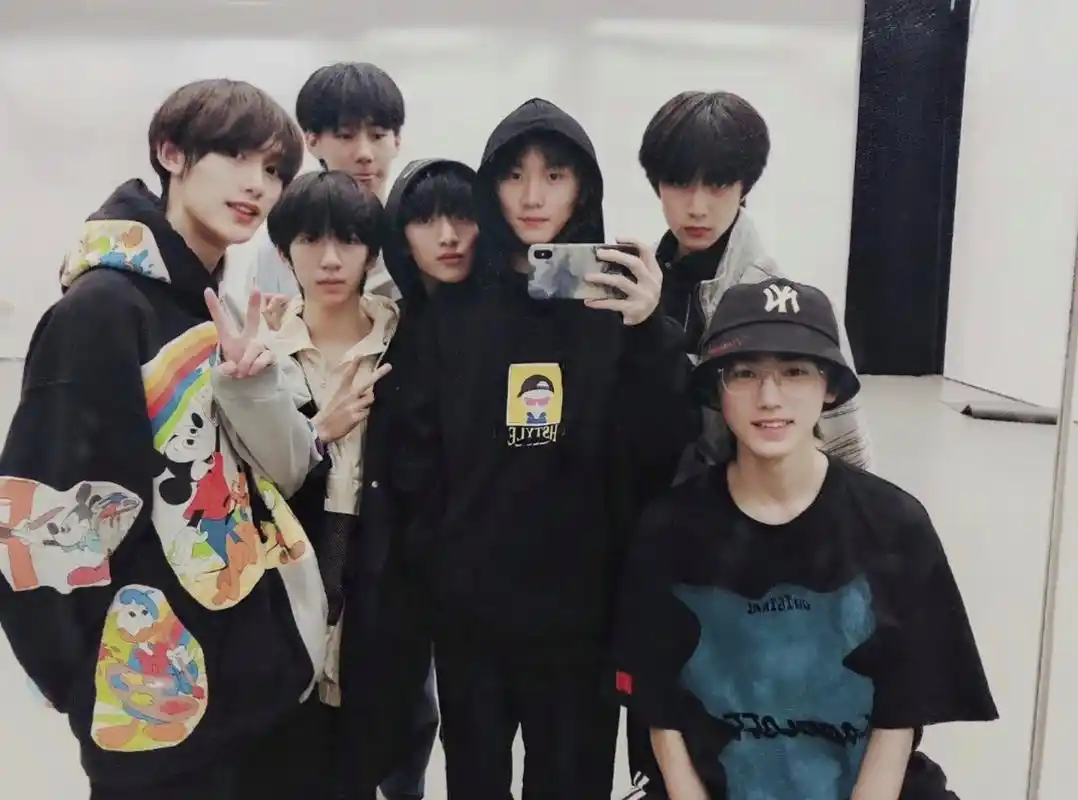 时代少年团不按番位的照片真的很绝,私下这种氛围感真的很棒#时代少年