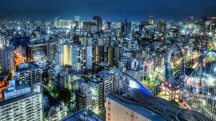 日本夜晚的城市,房子,建筑,灯光,交通 壁纸 - 1366x768