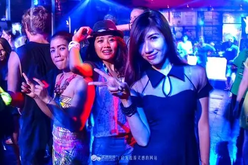 实拍喧闹劲爆的巴厘岛夜店美女如云