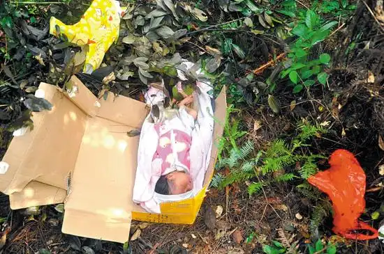 被弃女婴顽强活着等来父母(组图)