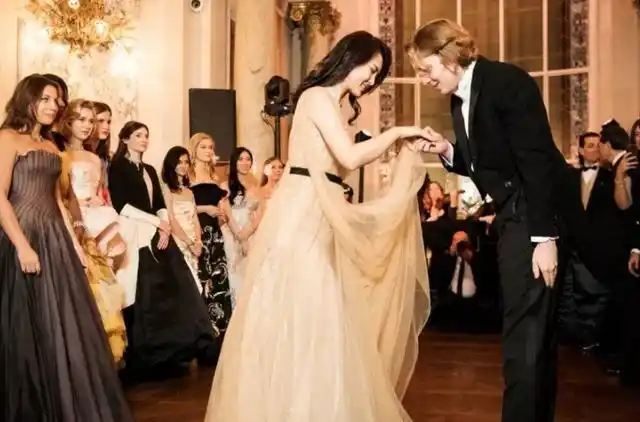 姚安娜的"顶级名媛闯圈记",和她背后的千亿闺蜜团