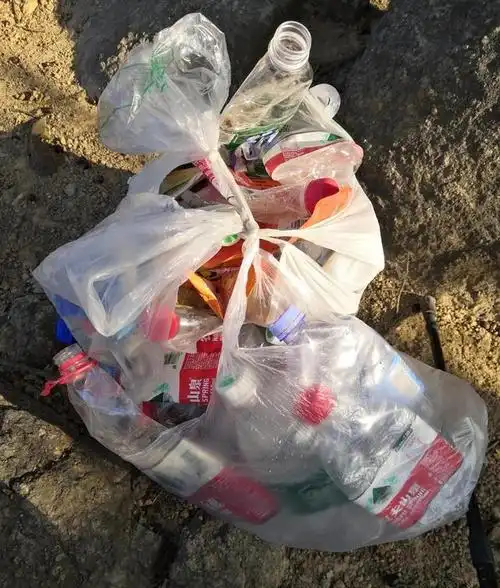 长沙15岁男孩年捡上万饮料瓶送给拾荒老人因老人曾背他过水潭